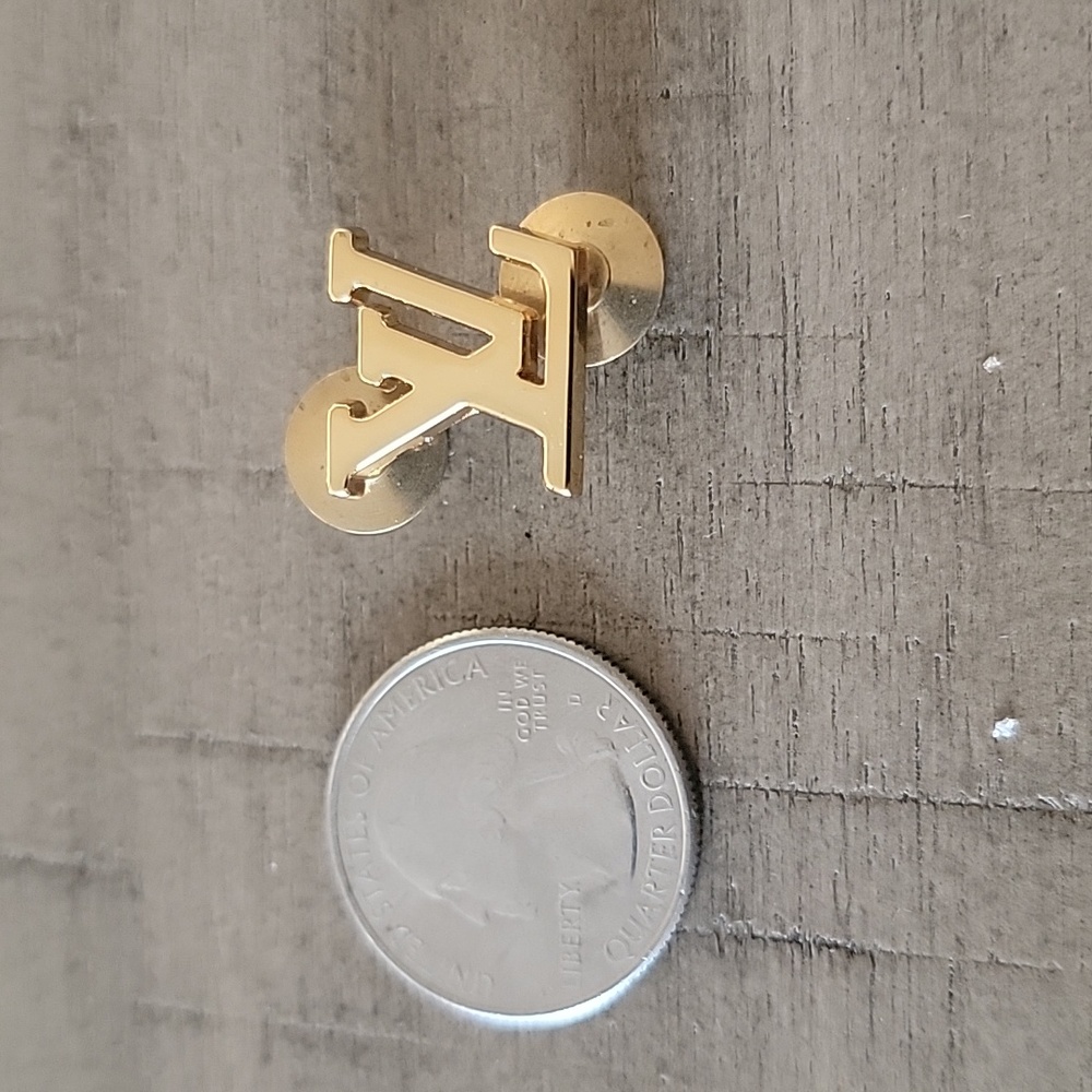 LV LAPEL PIN